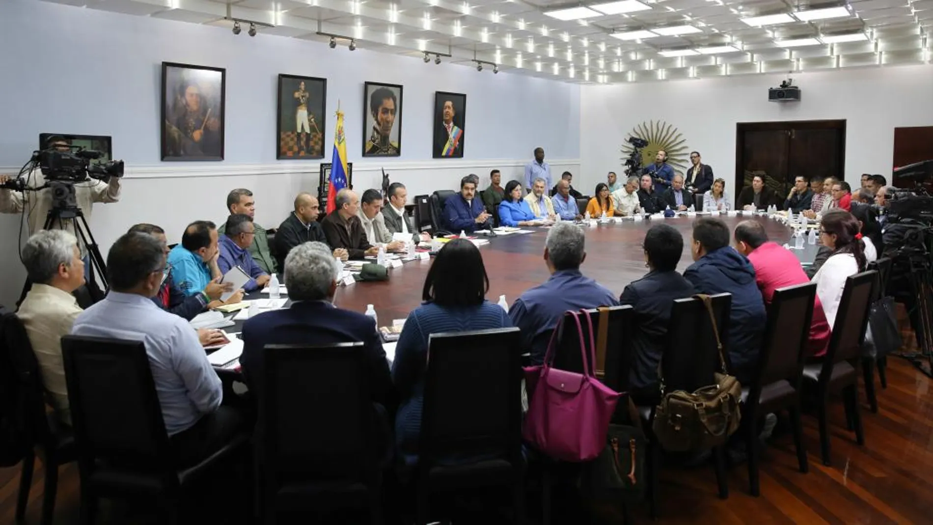 Fotografía cedida por prensa de Miraflores, que muestra una vista general de un Consejo de Ministros con la participación del presidente Nicolás Maduro ayer en la ciudad de Caracas (Venezuela)