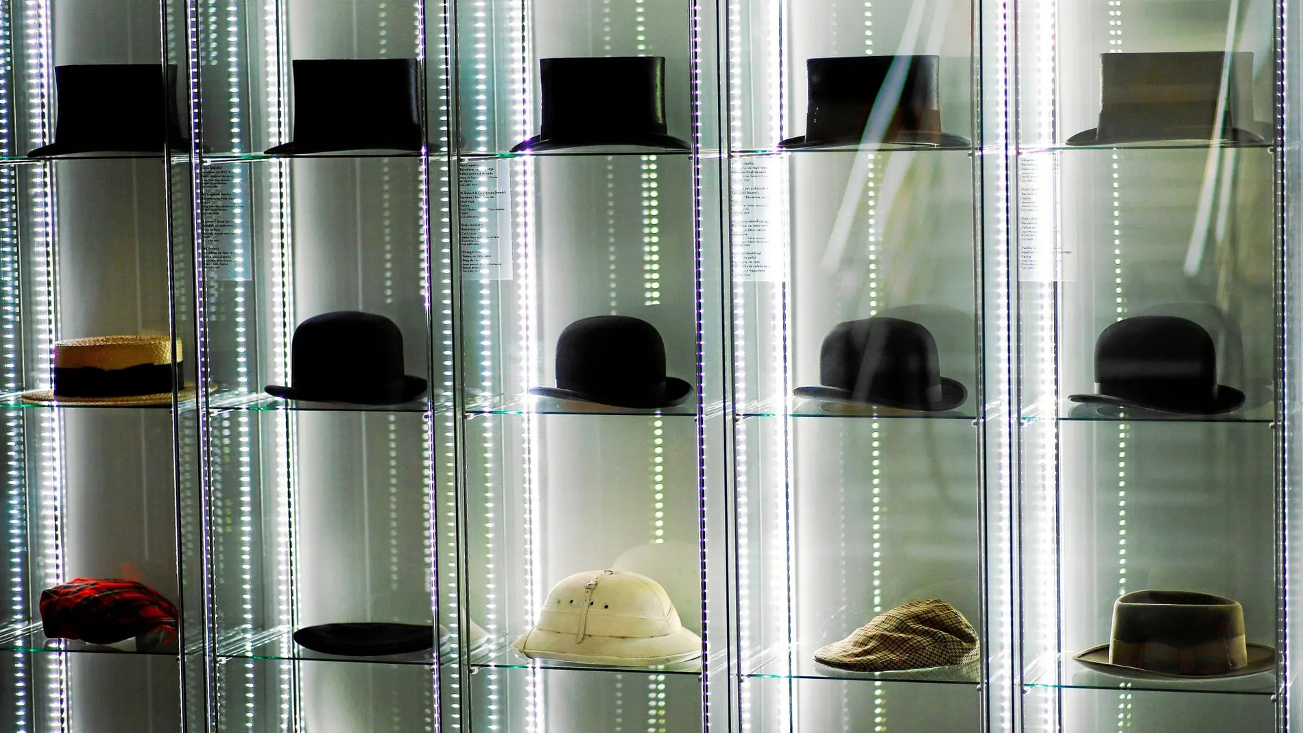 Los sombreros son el eje principal de esta exposición que se puede visitar en Caldes d'Estrac y, con este original pretexto se pueden ver obras de algunos de los artistas más brillantes de las últimas décadas