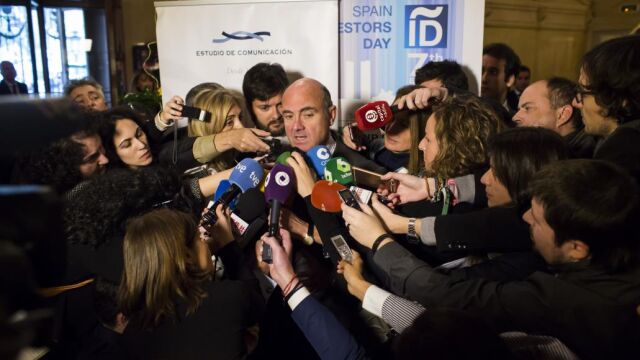 El Ministro de Economia, Luis de Guindos, atiende a los medios