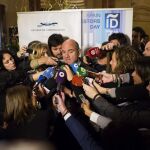 El Ministro de Economia, Luis de Guindos, atiende a los medios