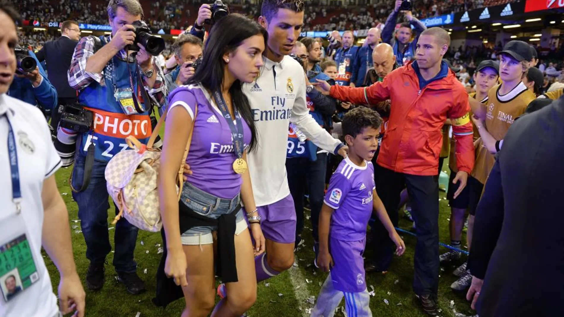 Cristiano Ronaldo, con su novia Georgina Rodriguez y su hijo Cristiano Ronaldo Jr.