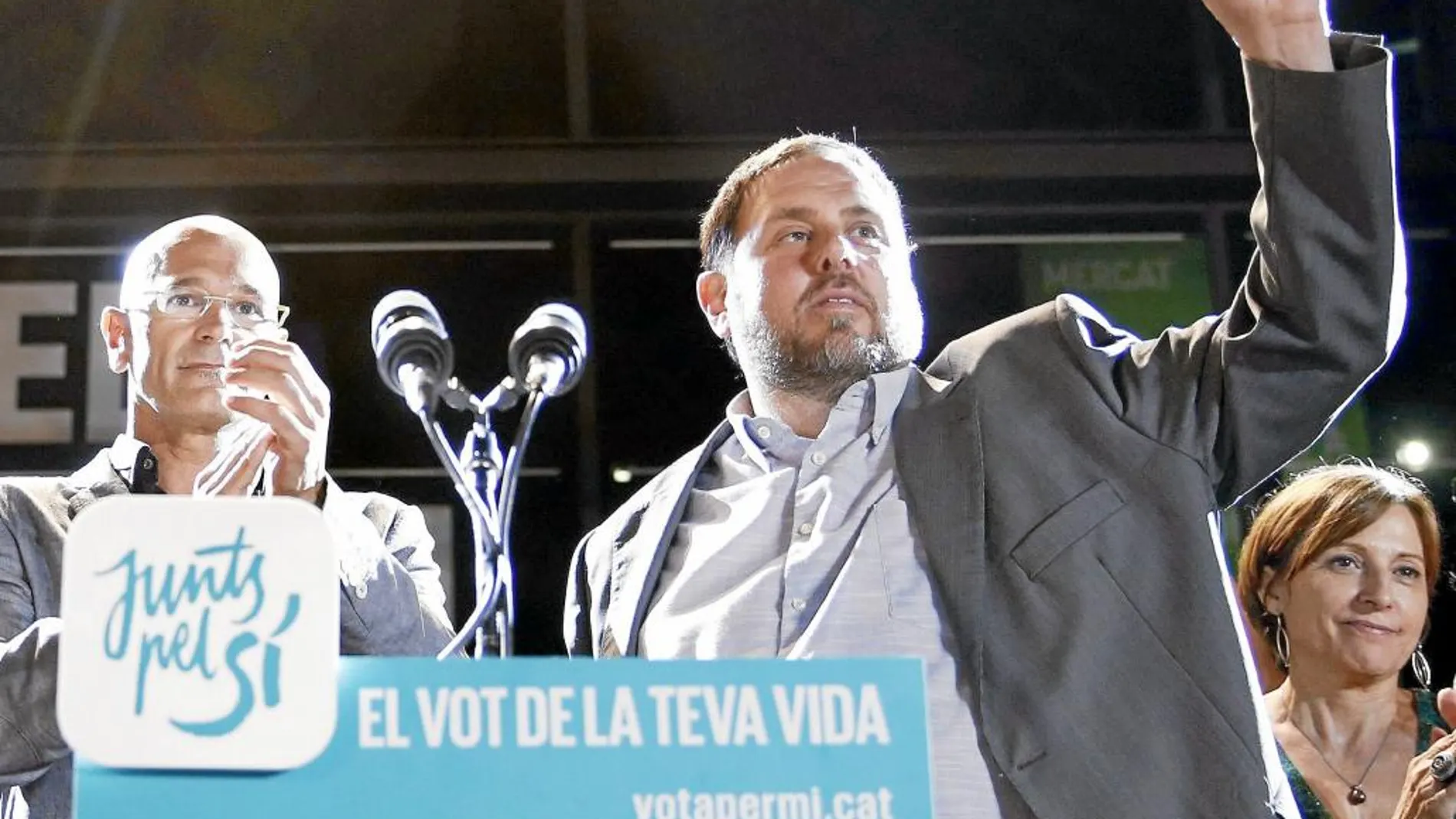 Oriol Junqueras, junto a Raül Romeva, anoche, hace una valoración de los resultados