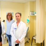 Parte del equipo médico con una de las pacientes en la consulta del Hospital Vall d’Hebron