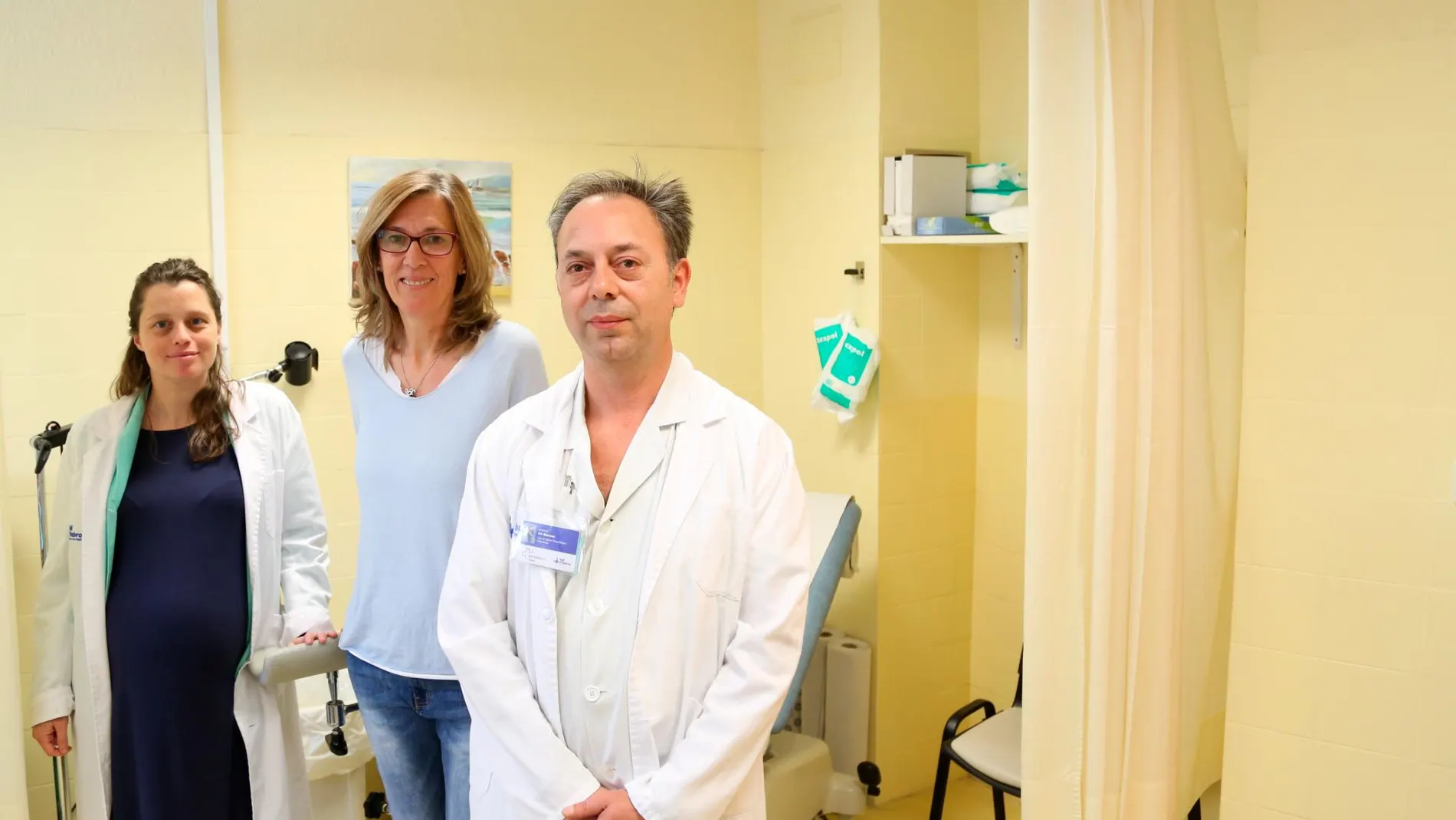 Parte del equipo médico con una de las pacientes en la consulta del Hospital Vall d’Hebron