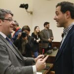 El ministro de Energía, Álvaro Nadal, conversa con el diputado de Unidos Podemos Josep Vendrell