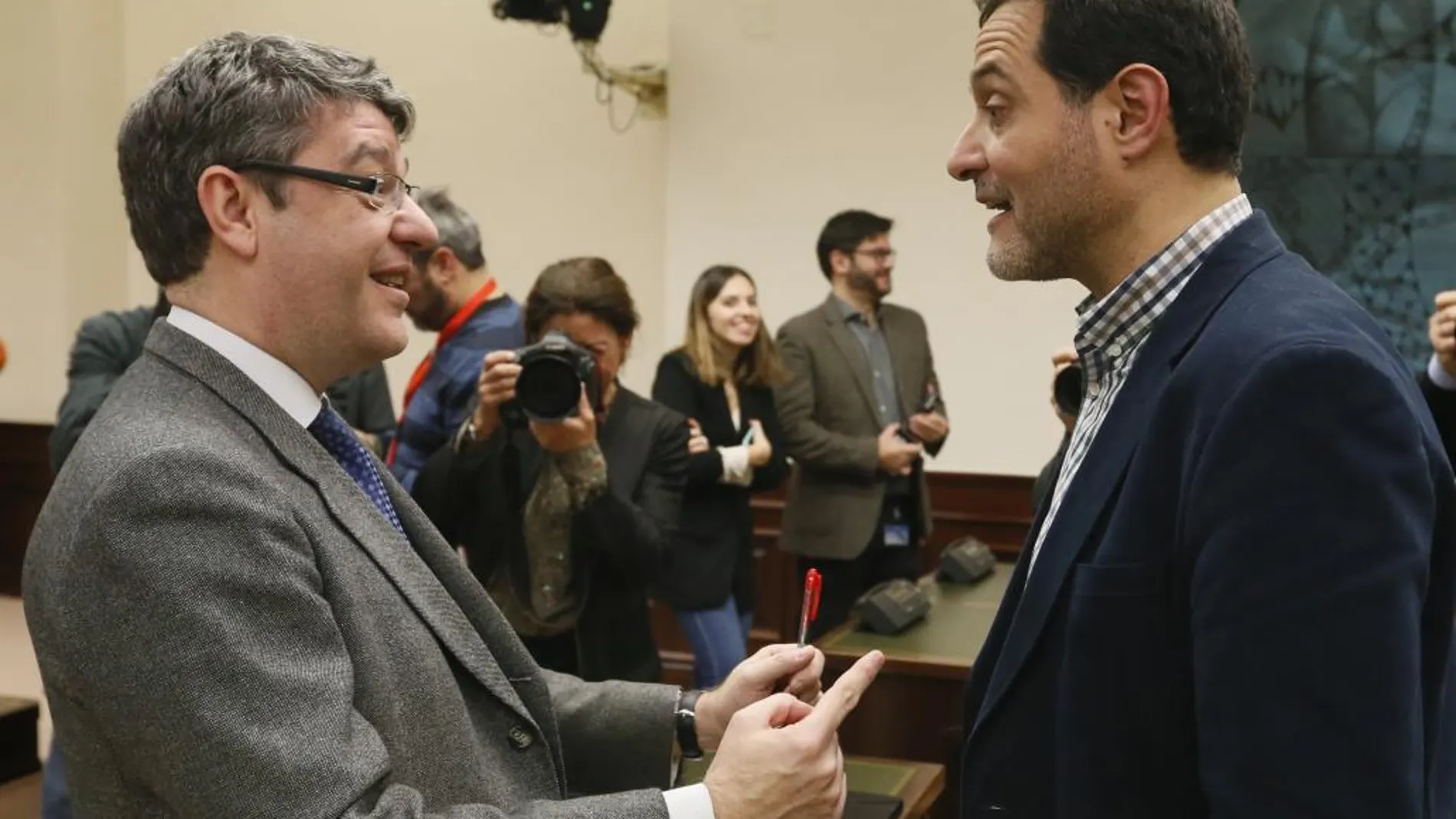 El ministro de Energía, Álvaro Nadal, conversa con el diputado de Unidos Podemos Josep Vendrell
