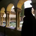Un monje benedictino del Monasterio de Santo Domingo de Silos (Burgos), acude a la oración