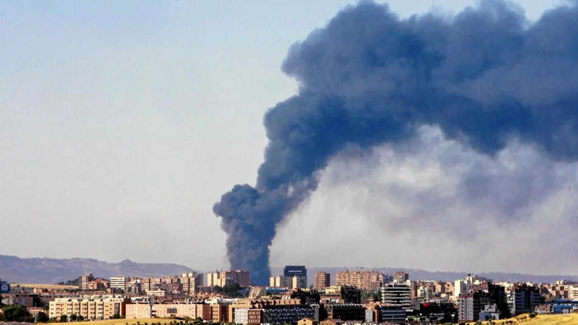Una gran columna de humo se aprecia en el horizonte desde la zona norte de Madrid