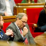 Pere Aragonès, ayer en el Parlament. Al fondo, Inés Arrimadas / Efe