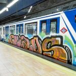 Imagen de un tren pintado en los últimos días por las bandas de grafiteros