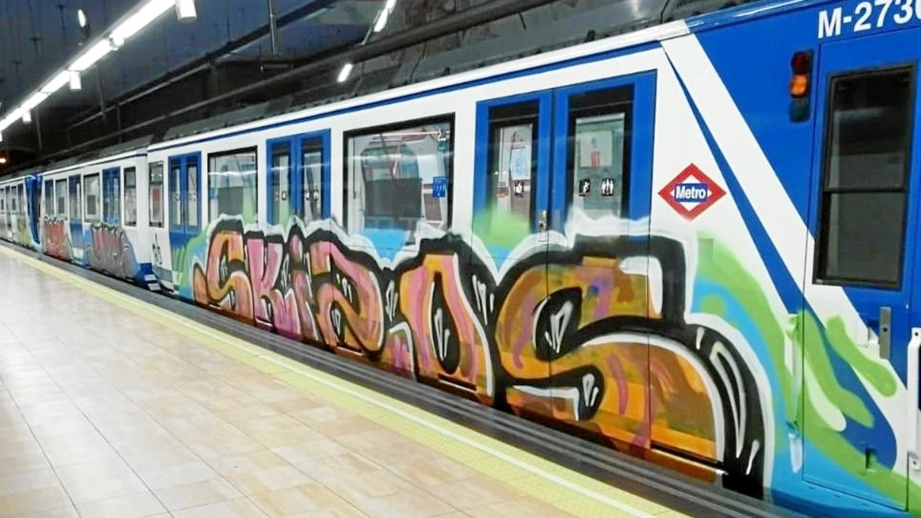Imagen de un tren pintado en los últimos días por las bandas de grafiteros