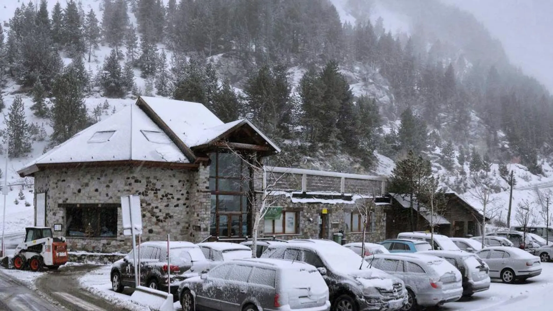 Nevada en la estación de esquí de los Llanos del Hospital, en Benasque (Huesca)