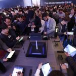Asistentes a una de las ediciones anteriores del Mobile World Congress de Barcelona / Reuters