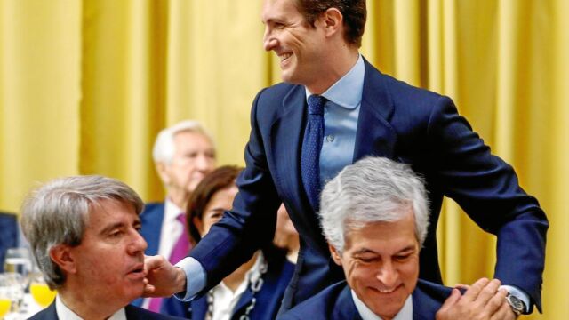 El presidente del PP, Pablo Casado, saluda al presidente de la Comunidad de Madrid, Ángel Garrido, y a Adolfo Suárez Illana