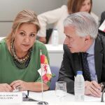 La vicepresidenta y consejera de Empleo, Rosa Valdeón, escucha al viceconsejero Mariano Gredilla