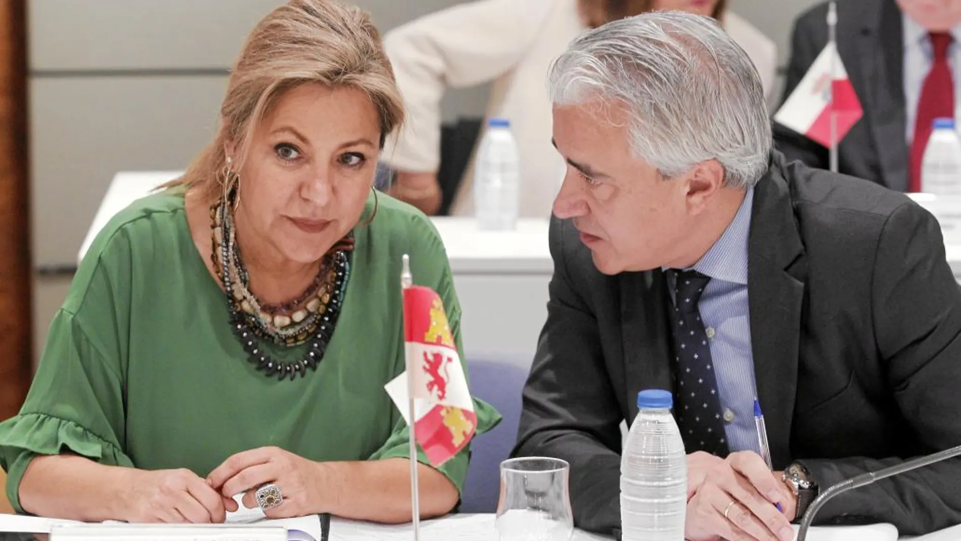 La vicepresidenta y consejera de Empleo, Rosa Valdeón, escucha al viceconsejero Mariano Gredilla