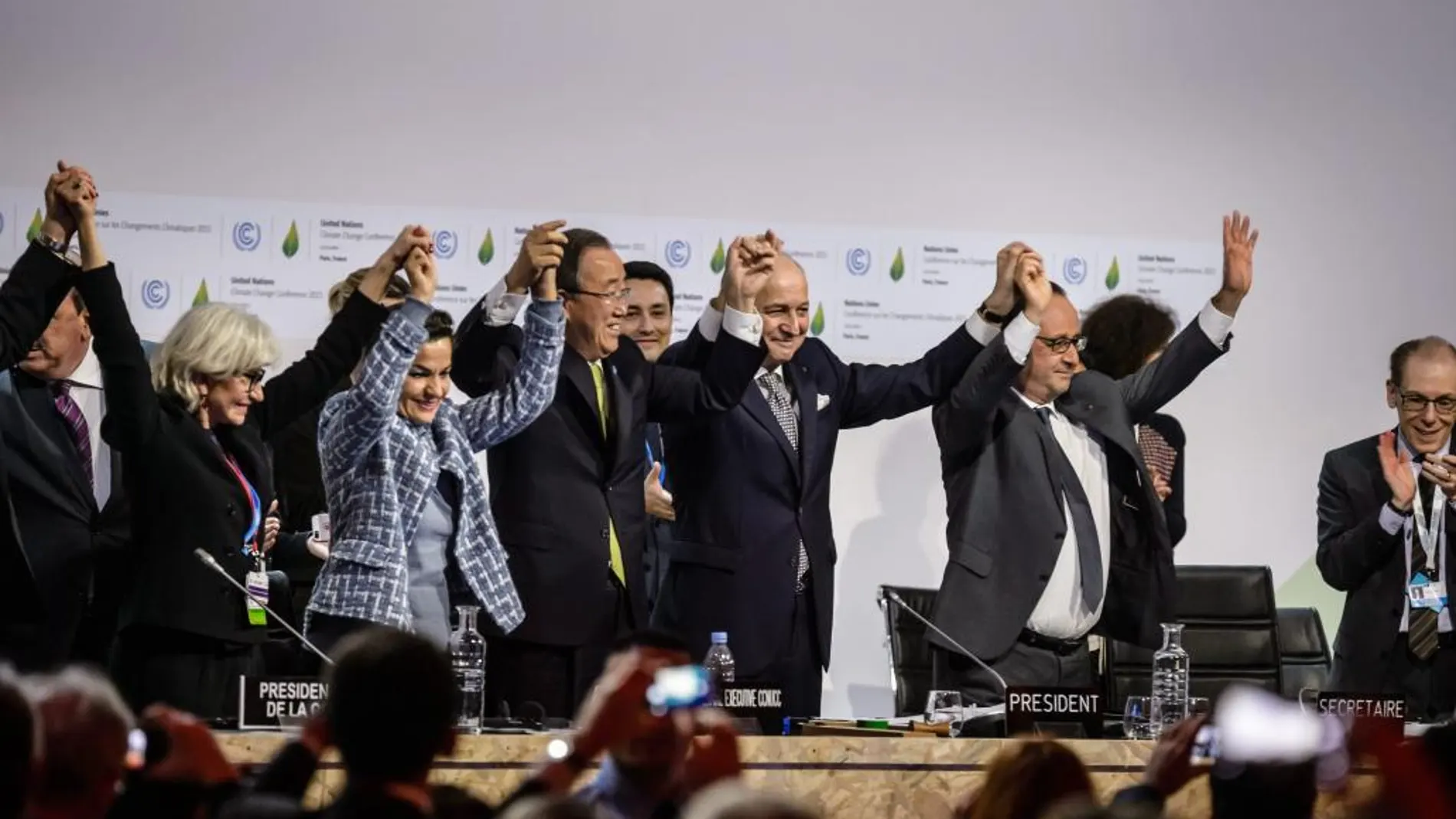 Francois Hollande Christiana Figueres, Laurent y Ban Ki-moon celebran el acuerdo alcanzado en París.