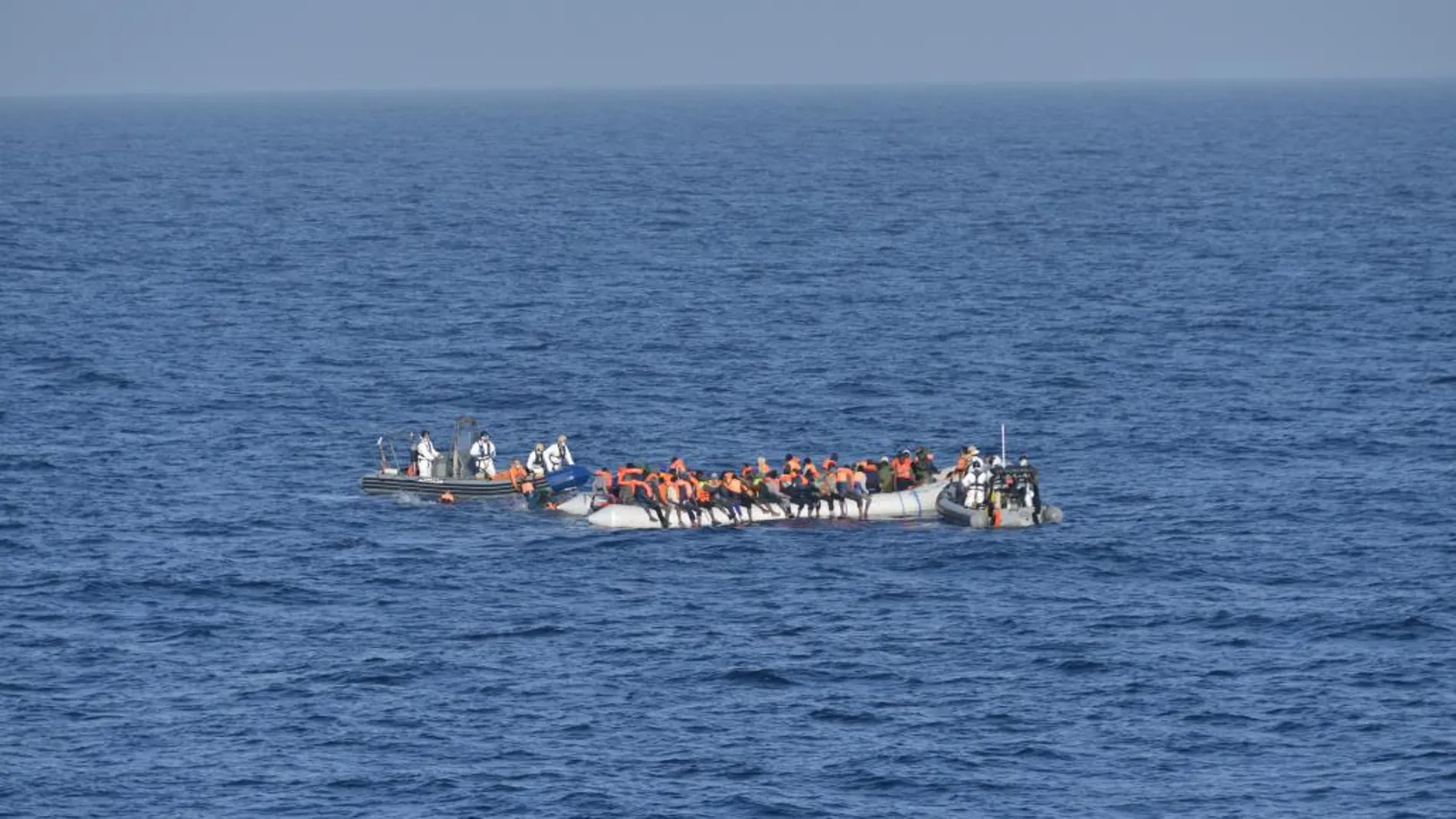 La fragata «Canarias» rescata a 112 personas frente a las costas libias