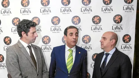 Miguel Ángel Castro, flanqueado por los responsables del Grupo La Raza
