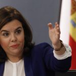 La vicepresidenta del Gobierno, Soraya Sáenz de Santamaría, durante la rueda de prensa tras la reunión del Consejo de Ministros