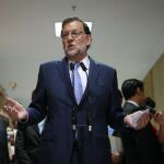 El presidente del Gobierno en funciones, Mariano Rajoy, hace declaraciones a los periodistas hoy en el Congreso