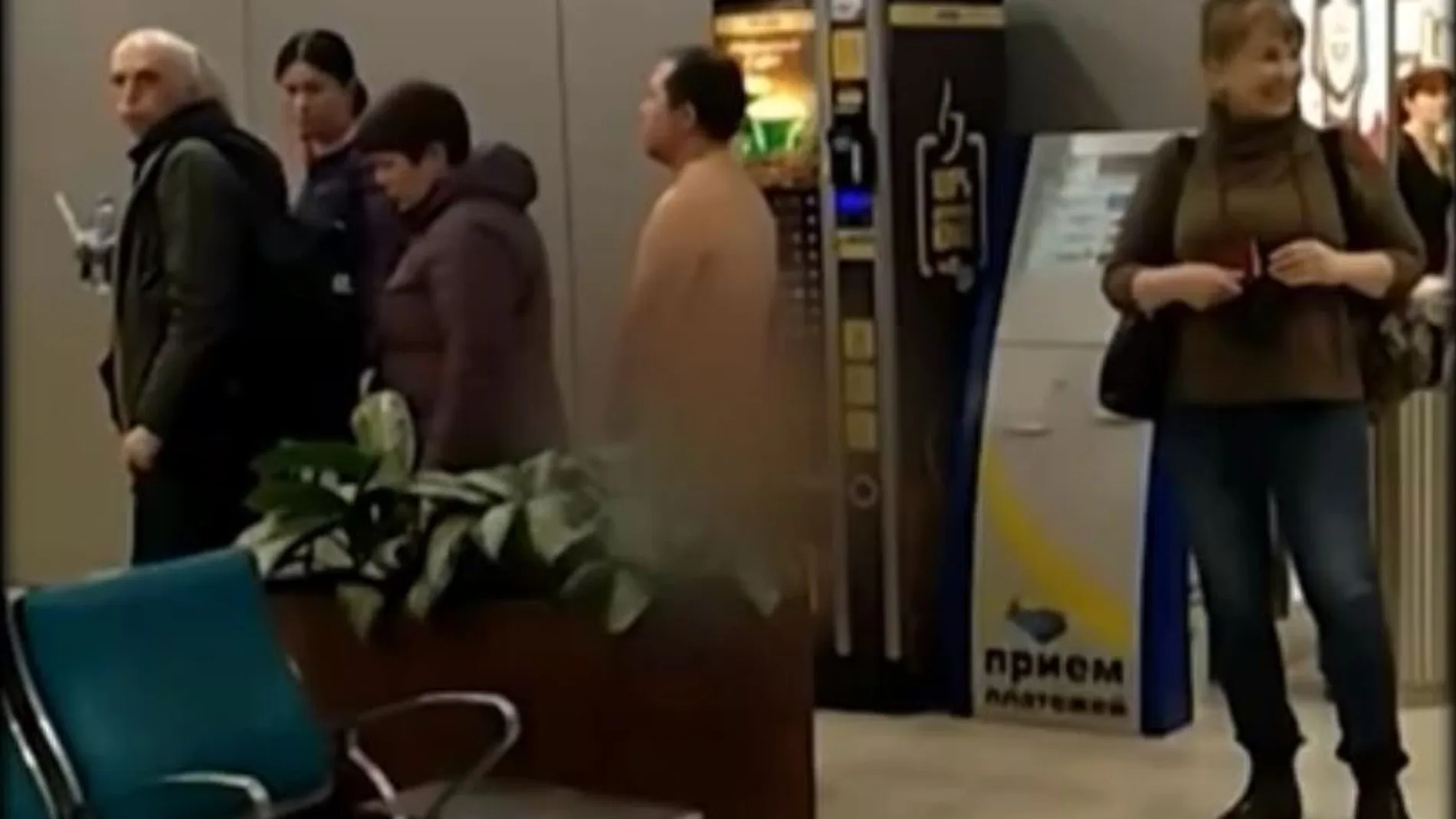 El individuo fue arrestado por los agentes del aeropuerto de Domodedovo mientras corría por la pasarela hacia el avión / YouTube