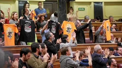 La izquierda en bloque (Unidos Podemos, en primer plano; ERC, al fondo) con los estibadores de los 68.000 euros mensuales de media