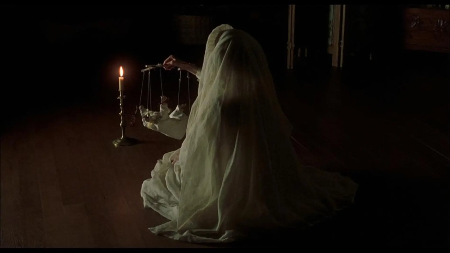 Un fantasma, de riguroso blanco, frente a una vela