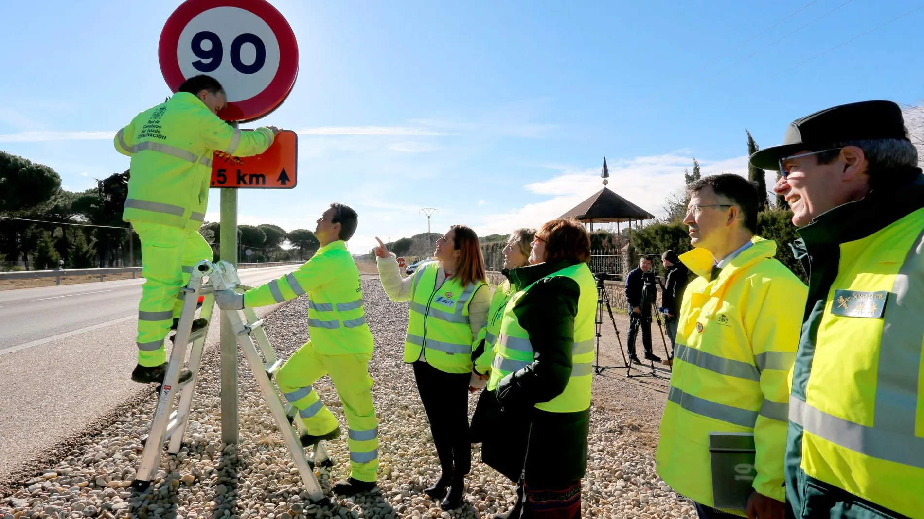 Barcones asiste al cambio de la última señal de velocidad en la N-601, en La Pedraja de Portillo