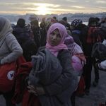 Refugiados y migrantes desembarcan de un ferry a su llegada al puerto ateniense de El Pireo procedentes de la isla de Lesbos (Grecia)