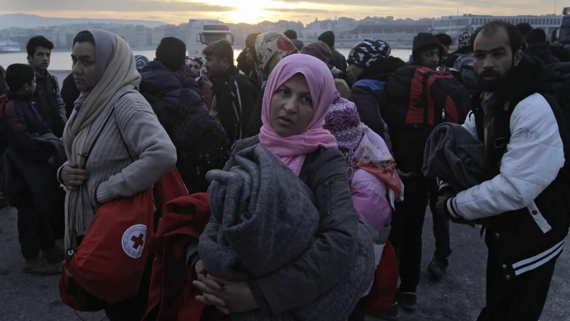 Refugiados y migrantes desembarcan de un ferry a su llegada al puerto ateniense de El Pireo procedentes de la isla de Lesbos (Grecia)