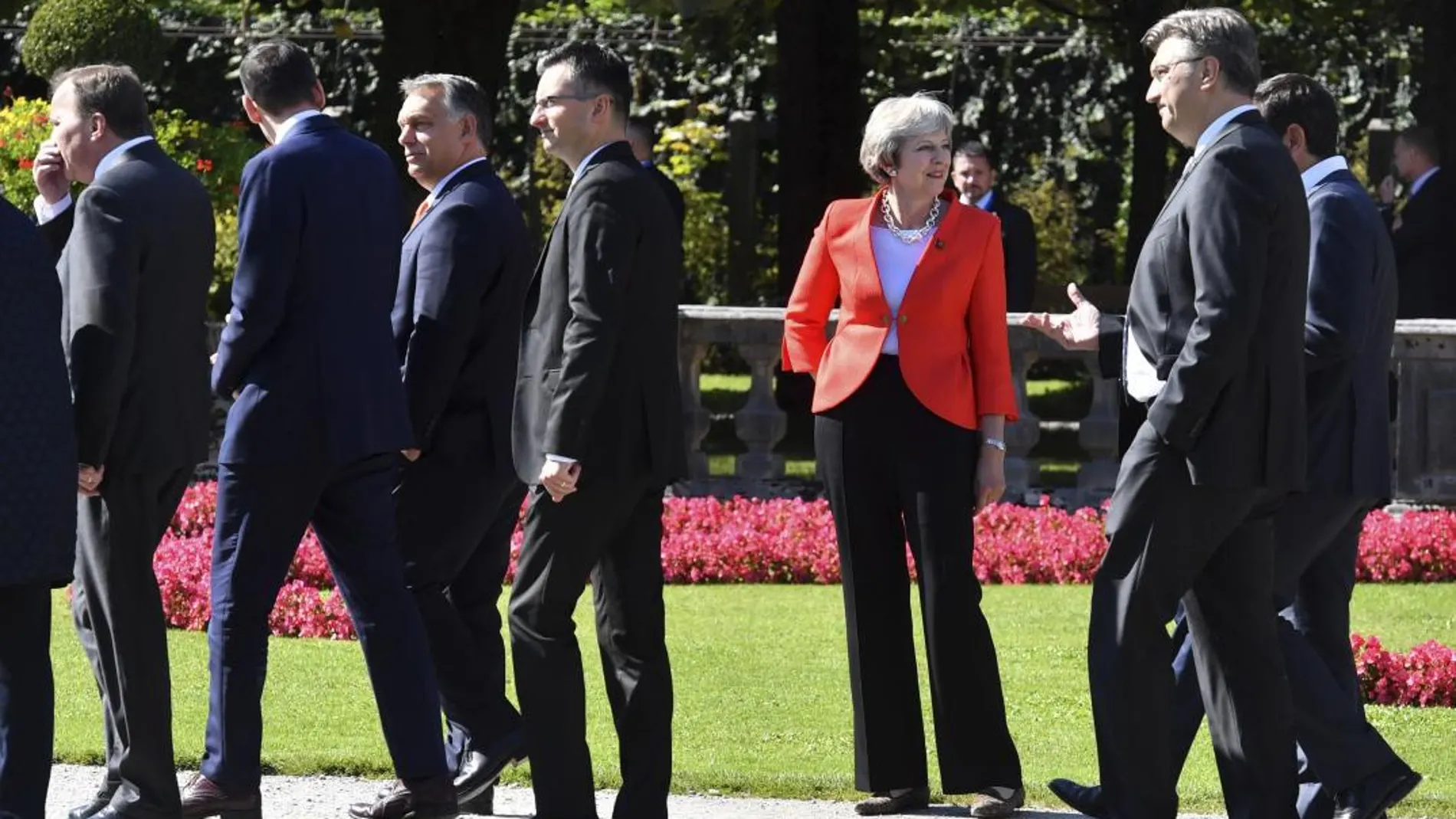 Theresa May junto al resto de jefes de Estado en Salzburg/Foto: Ap