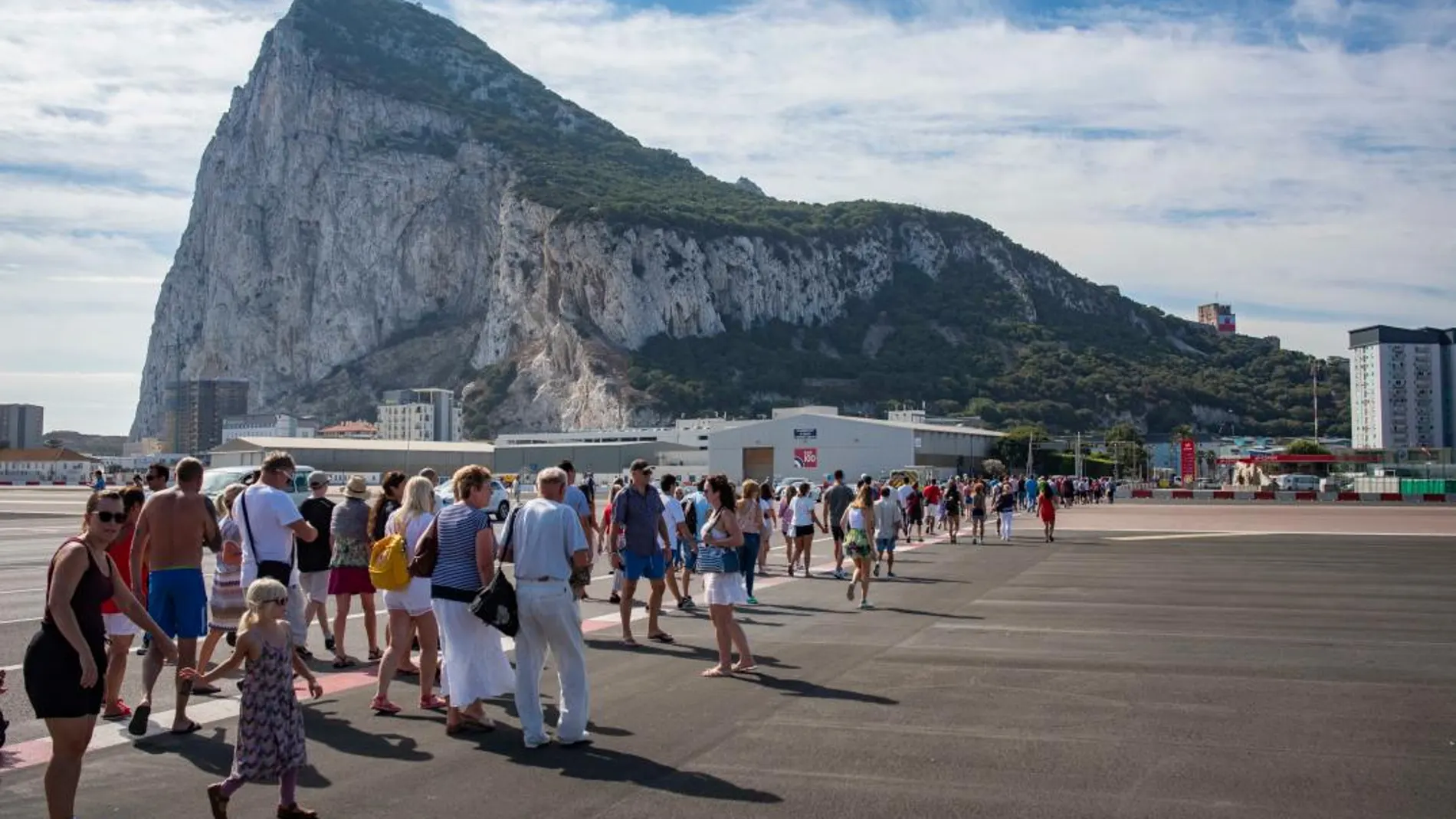 Imagen del Peñón de Gibraltar desde el aeropuerto. (AP Photo/Marcos Moreno)