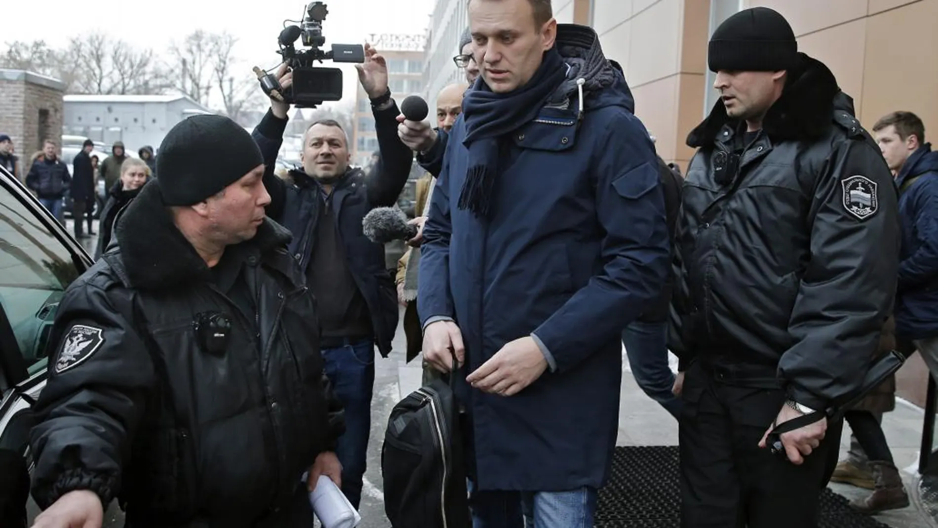 El líder opositor ruso Alexéi Navalni, abandona la sede de la Fundación de lucha contra la corrupción FBK en Moscú