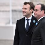 Emmanuel Macron y François Hollande, durante la ceremonia de homenaje a las víctimas de la Segunda Guerra Mundial