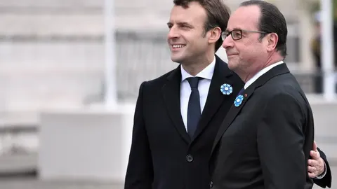 Emmanuel Macron y François Hollande, durante la ceremonia de homenaje a las víctimas de la Segunda Guerra Mundial
