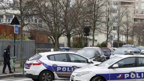 Coches de la Policía gala a las puertas de la guardería en la que fue atacado el profesor