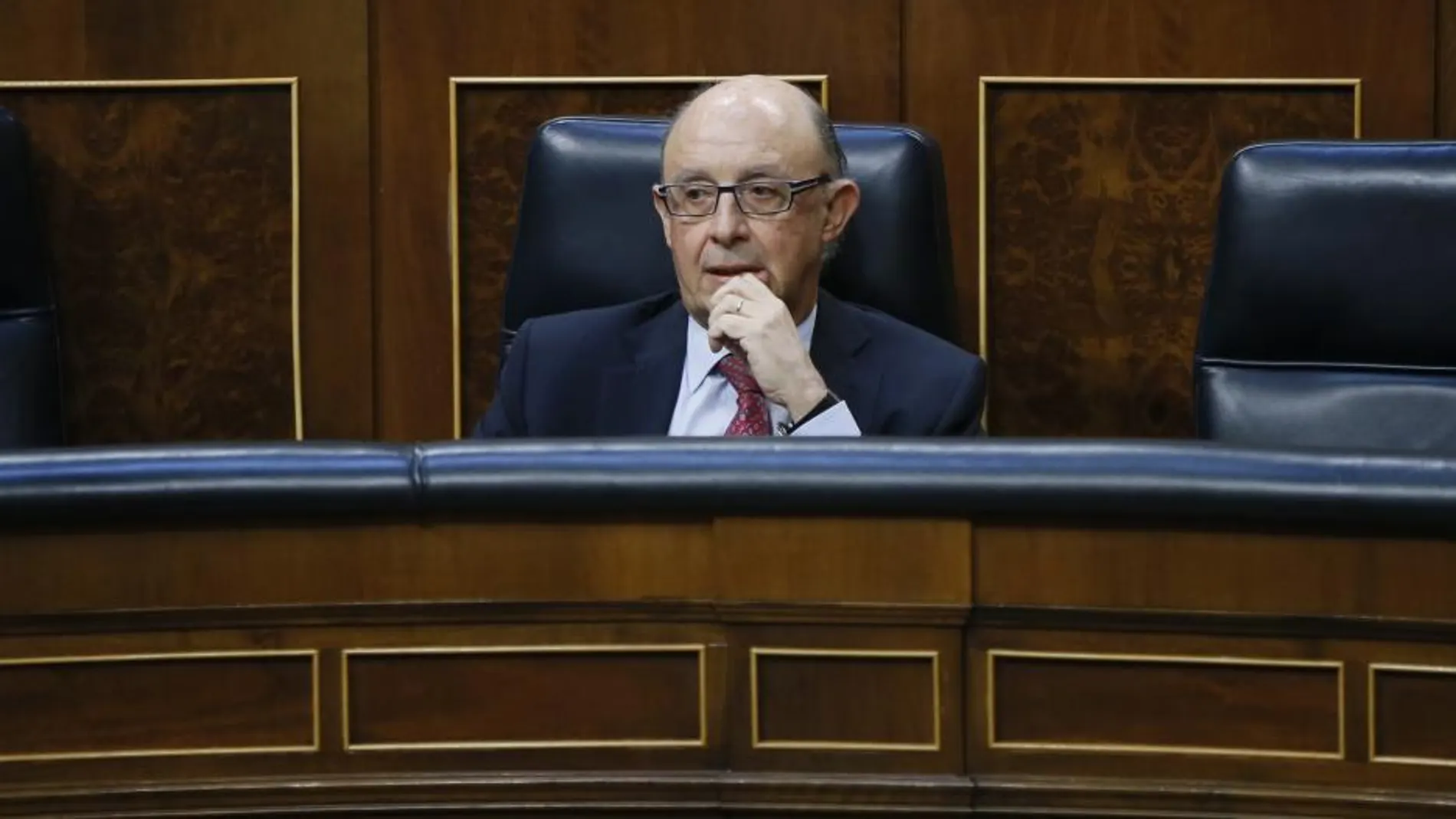 El ministro de Hacienda y Función Pública, Cristóbal Montoro, en su escaño del Congreso de los Diputados