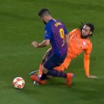 El penalti que pitaron en el Barcelona-Lyon