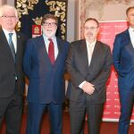 El consejero de Educación, Fernando Rey, presenta las becas junto a Ángel Hermida, Santiago Aparicio y Óscar Calleja
