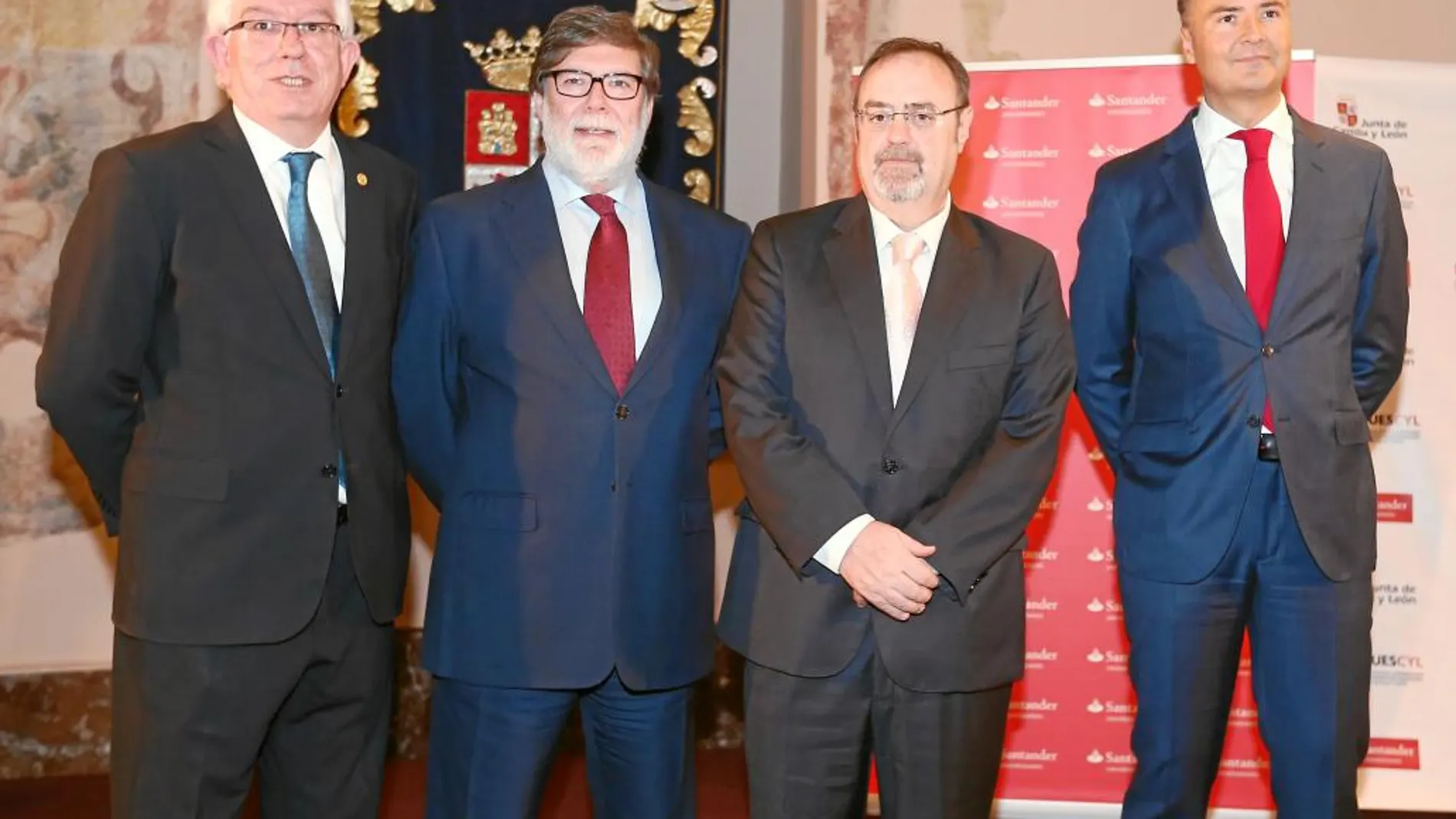 El consejero de Educación, Fernando Rey, presenta las becas junto a Ángel Hermida, Santiago Aparicio y Óscar Calleja