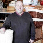 Florentino Hernández, dueño de artesanía Patry, negocio que gira en torno al mimbre y que se beneficiará de las ayudas de la Junta