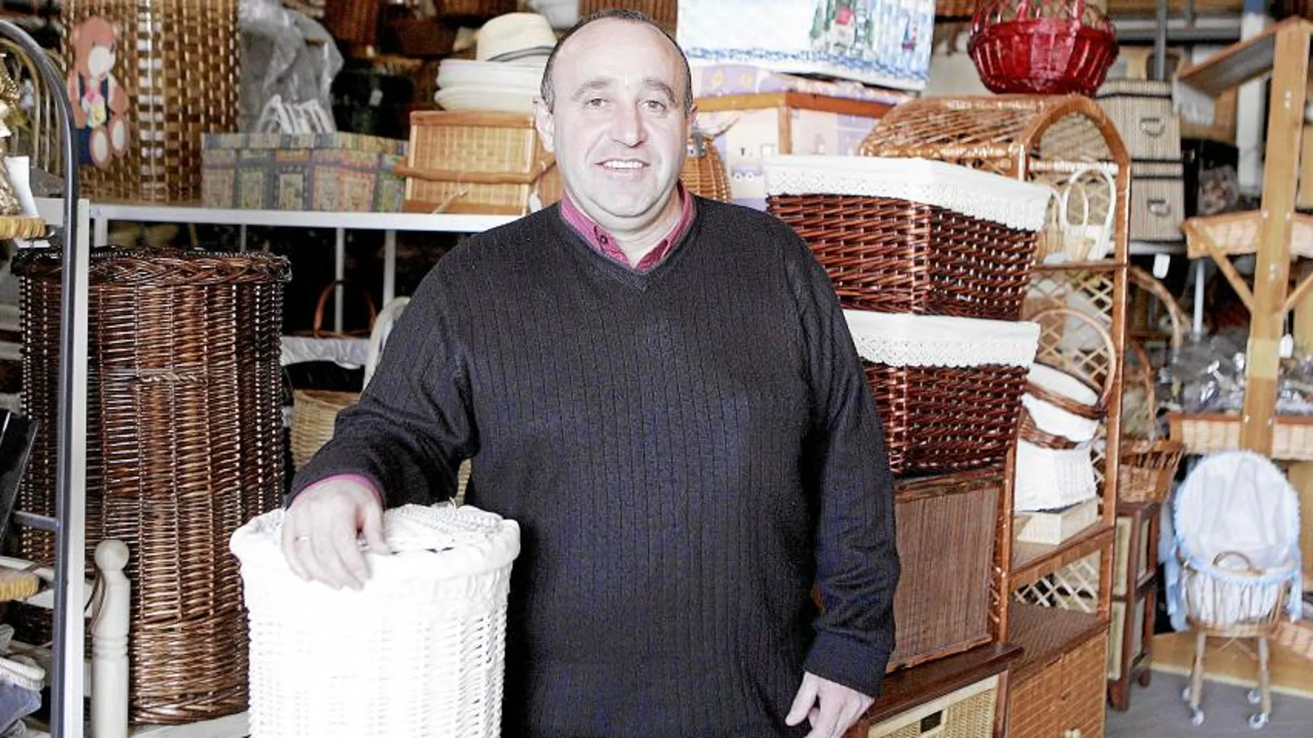 Florentino Hernández, dueño de artesanía Patry, negocio que gira en torno al mimbre y que se beneficiará de las ayudas de la Junta