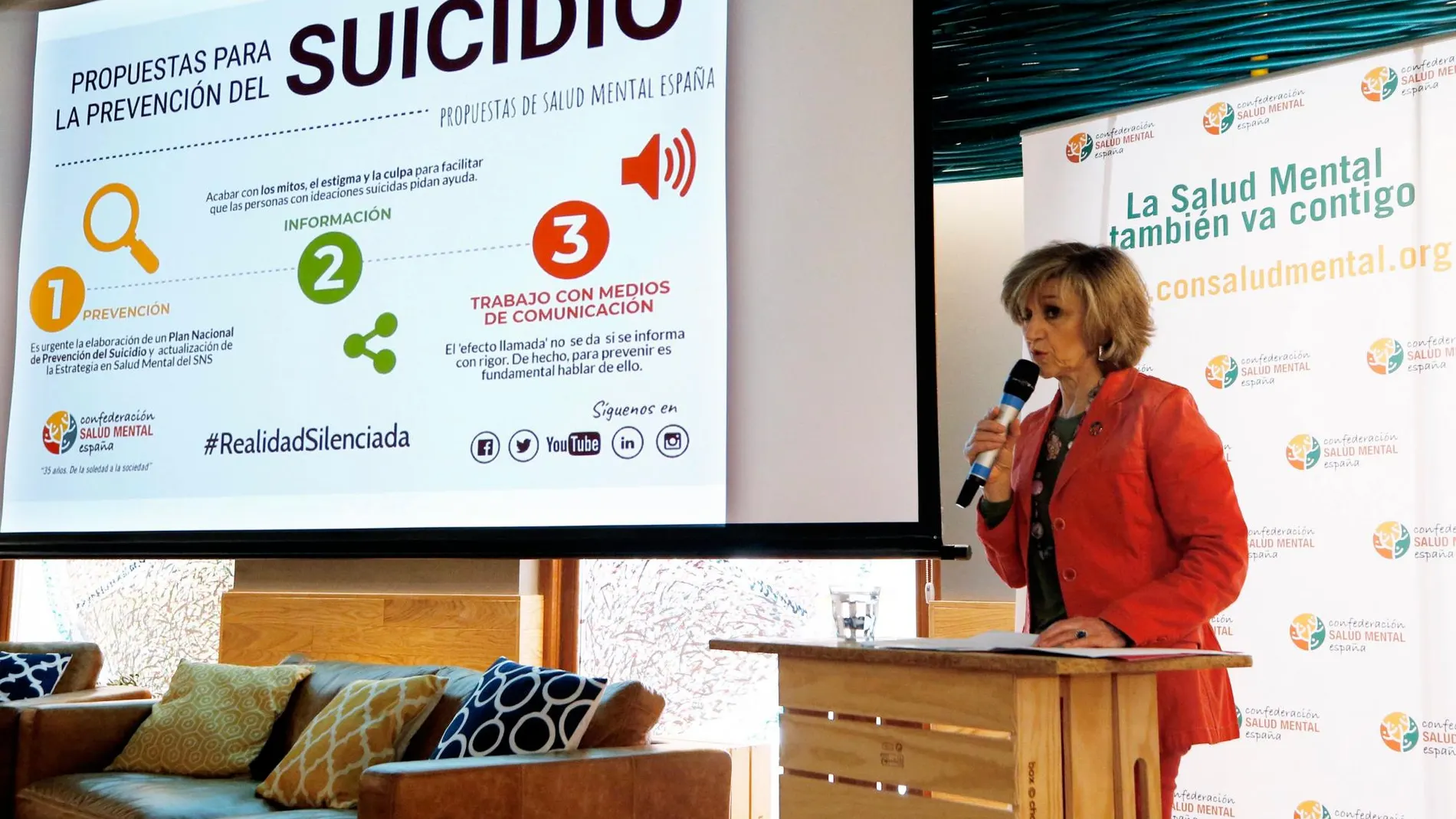 La ministra de Sanidad, María Luisa Carcedo, interviene durante la inauguración de la “Jornada sobre la Prevención del Suicidio: Una realidad silenciada”