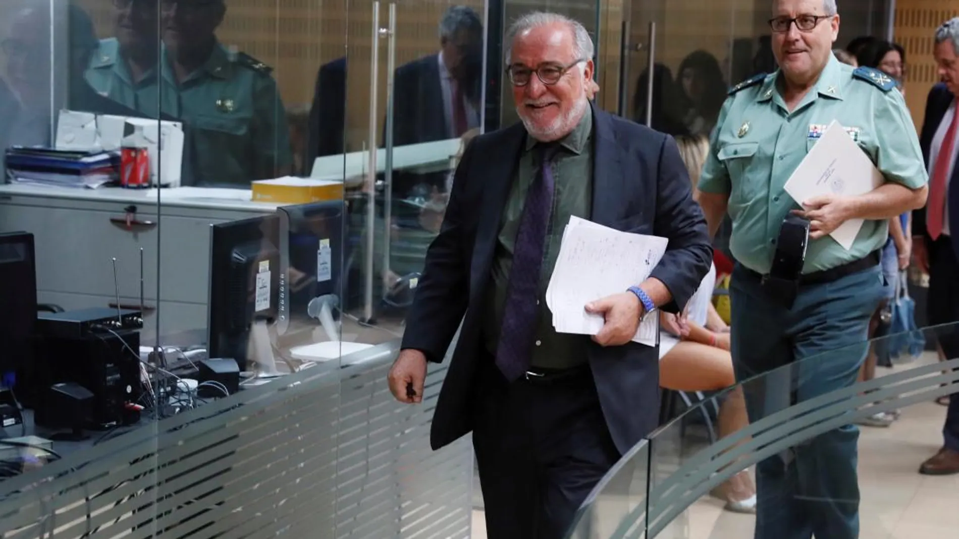 El director general de Tráfico, Pere Navarro (i), durante la presentación del balance de accidentes en las carreteras españolas durante los meses de verano. Foto: Efe/Fernando Alvarado