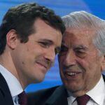 Pablo Casado y Mario Vargas Llosa en la convención nacional del PP