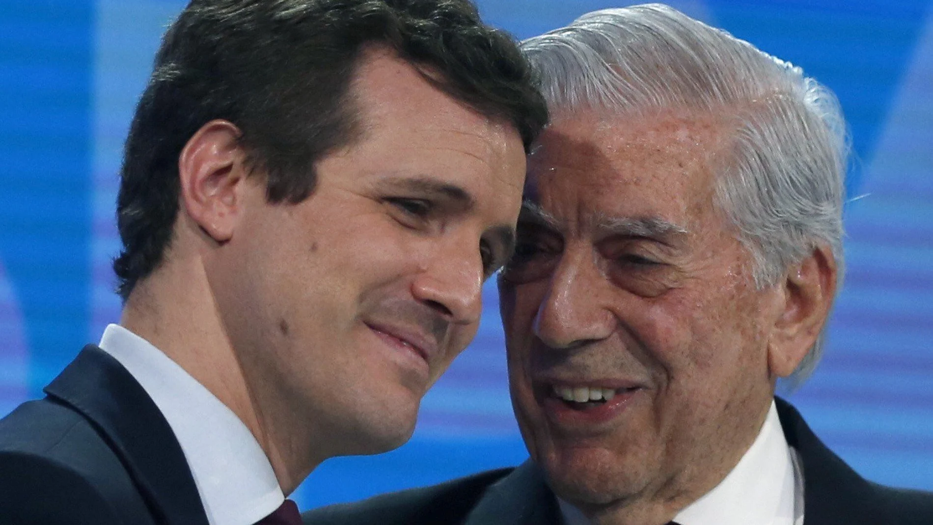 Pablo Casado y Mario Vargas Llosa en la convención nacional del PP