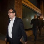 Los dirigentes de Junts pel Sí, Josep Rull (i) y Raül Romeva (d) salen de la sede de la Asamblea Nacional de Catalunya (ANC) tras la reunión de hoy.