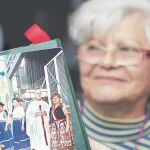 Una mujer enseña en Buenos Aires una fotografía con el entonces cardenal Bergoglio