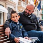 Miguel Ángel Roseló y su hijo Bruno tienen síndrome de Asperger y juntos se ayudan a superarlo. «Cuando vi el libro me hirvió la sangre», afirma
